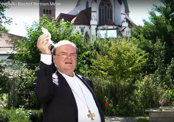 #erfuellt Bischof Bertram schickt die Taube los....  (Montag, 17. August 2020)